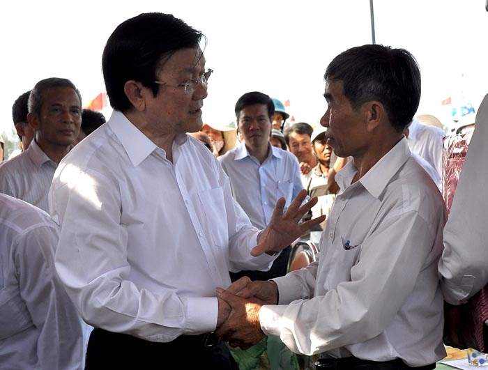 Chủ tịch nước Trương Tấn Sang ân cần hỏi thăm ngư dân Lý Sơn.