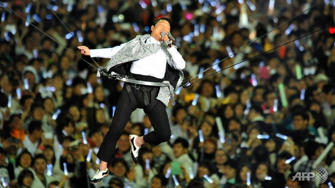 Chàng béo Psy biểu diễn  trong chương trình ca nhạc Happening ở Seoul vào ngày 13-4