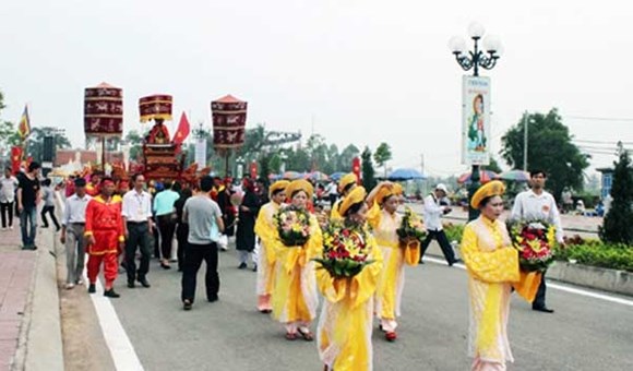   Đoàn rước tượng đức thánh Trần Hưng Đạo trong Lễ hội Bạch Đằng. Ảnh: báo Quảng Ninh