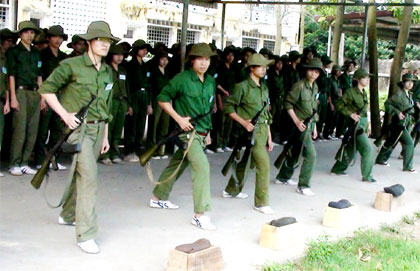  Sinh viên Trường Đại học dân lập Đông Đô luyện tập bắn súng. Ảnh: qdnd