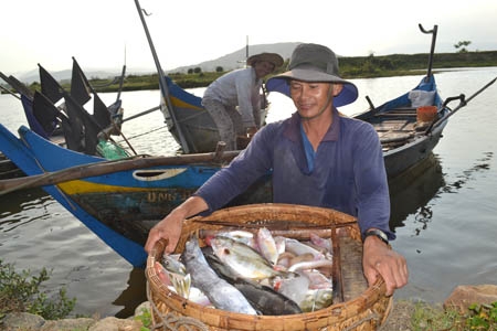 Niềm vui của ngư dân Nguyễn Văn Dẫn sau một ngày giăng câu ngoài khơi xa.           