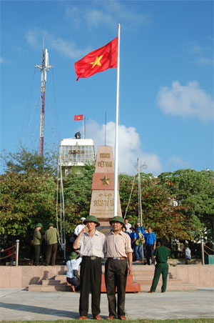 Cựu chiến binh Lê Xuân Phát (bên trái) cùng đồng đội trên đảo Song Tử Tây, tháng 4-2012.