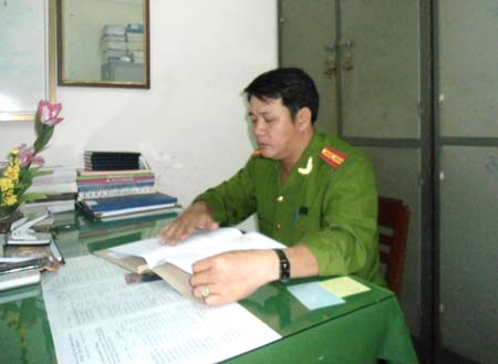 Thiếu tá Phạm Quang Tuấn đang nghiên cứu hồ sơ chuẩn bị cho việc xác lập một chuyên án ma túy mới. Ảnh: N. THƯƠNG