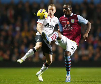 Tom Cleverley (trái, Man.United) vất vả ngăn cản tiền đạo Christian Benteke (Aston Villa).