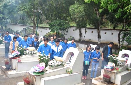 Dâng hương và tưởng niệm 10 nữ liệt sĩ Ngã ba Đồng Lộc.      