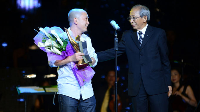 Nhạc sĩ Nguyễn Ánh Chín trao giải nhạc sĩ của năm cho nhạc sĩ Quốc Trung - Ảnh: Thuận Thắng