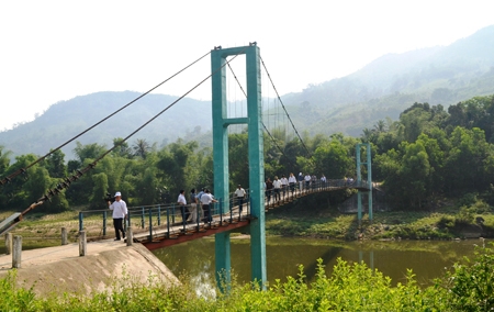 (QNg)- Hàng trăm tỷ đồng được dùng để xây cầu, làm đường trong những năm qua đã giúp người dân các huyện miền núi trong tỉnh đi lại thuận lợi, góp phần thúc đẩy kinh tế-xã hội.