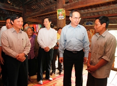 Phó Thủ tướng Nguyễn Thiện Nhân tới thăm 1 gia đình được thụ hưởng chính sách đào tạo nghề cho lao động nông thôn ở Tân Lạc, Hòa Bình. Ảnh VGP/Thu Cúc
