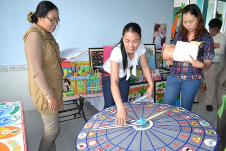  Giáo viên bậc mầm non ở Tp.Quảng Ngãi làm đồ dùng dạy học để góp phần nâng cao chất lượng giảng dạy.