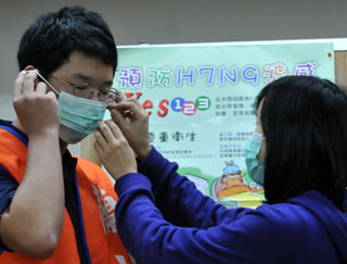 Phòng ngừa cúm gia cầm mới H7N9 tại Đài Loan, nơi có một trường hợp nhiễm bệnh - Ảnh: AFP