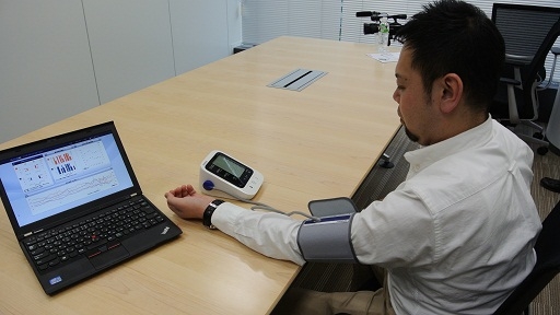   Thiết bị đo huyết áp của Omron sẽ gửi thẳng dữ liệu của bệnh nhân tới cho các bác sĩ thông qua mạng viễn thông 3G (Ảnh: PV/Vietnam+)