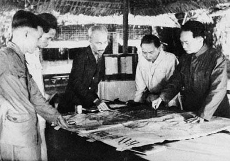 Chủ tịch Hồ Chí Minh và lãnh đạo Đảng họp bàn quyết định mở chiến dịch Điện Biên Phủ. Ảnh: T.L