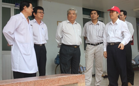 Đồng chí Lê Quang Thích- Phó Chủ tịch Thường trực UBND tỉnh đề nghị Sở y tế sớm trình kế hoạch mở rộng các khoa thuộc Bệnh viện đa khoa Quảng Ngãi lên HĐND tỉnh