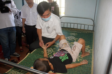 Đoàn kiểm tra liên ngành do ông Nguyễn Tấn Đức- Phó Giám đốc Sở y tế làm trưởng đoàn đến thăm, khám cho bệnh nhân đang điều trị tại khu vực cách ly của Bệnh viện Đa khoa Nghĩa Hành