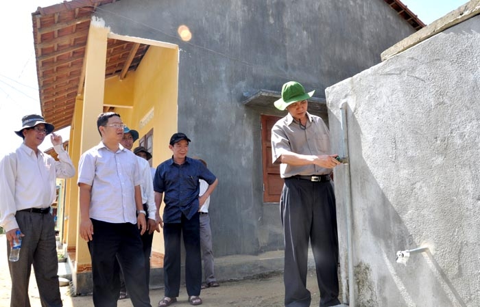 Phó chủ tịch UBND tỉnh Phạm Trường Thọ (đầu tiên bên phải) kiểm tra công trình nước sinh hoạt tại khu TĐC 
