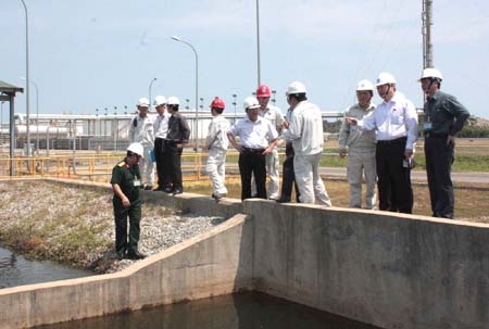 Uỷ ban Khoa học, Công nghệ và Môi trường Quốc hội kiểm tra công tác bảo vệ môi trường ở Nhà máy Lọc dầu Dung Quất.