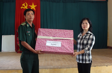 Bà Phạm Thị Thu Trang- Chủ tịch Hội LHPN Việt Nam tỉnh tặng quà cho Ban chỉ huy Bộ đội Biên phòng tỉnh