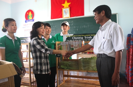 Tặng tủ sách nhi đồng cho trường tiểu học An Hải, Lý Sơn