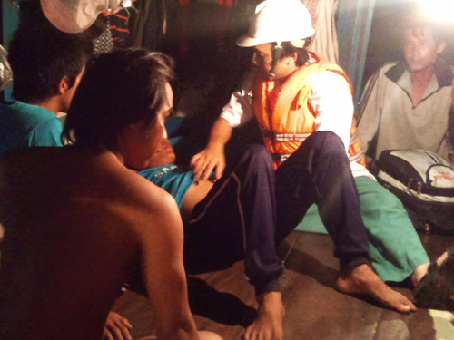 Lực lượng cứu nạn tiếp cận, thăm khám cho ngư dân Sinh trên tàu cá ĐNa 90426 - Ảnh: Phan Xuân Sơn, thuyền trưởng tàu cứu hộ SAR 412
