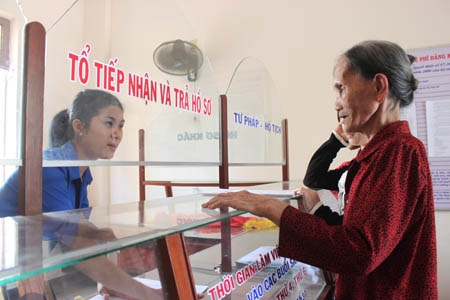  Cán bộ, đảng viên phường Nguyễn Nghiêm tiếp nhận hồ sơ của dân.   