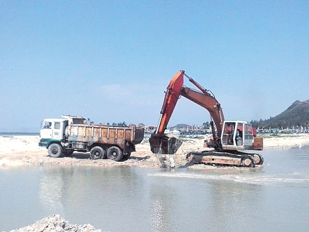 Các phương tiện máy móc đang khẩn trương thi công dự án vũng neo trú tàu thuyền An Hải (giai đoạn 2).     Ảnh:  VM