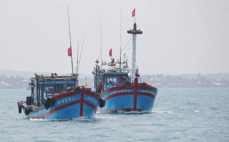 Hàng ngày, tàu của ngư dân Quảng Ngãi vẫn nới đuôi nhau vươn ra khơi, bám biển mưu sinh, bảo vệ chủ quyền Tổ quốc