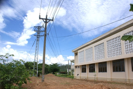  Trụ điện cao thế 35 kV và 22 kV nằm trọn trong khuôn viên Trường Tiểu học Di Lăng I.