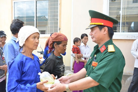 Thượng tá Nguyễn Chúng - Chỉ huy trưởng Ban CHQS huyện Minh Long trao phần cơm cho người nhà bệnh nhân.