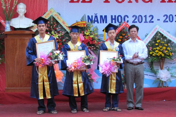 Đại diện Công ty Lọc Hóa dầu Bình Sơn trao học bổng cho 3 học sinh xuất sắc nhất khối.