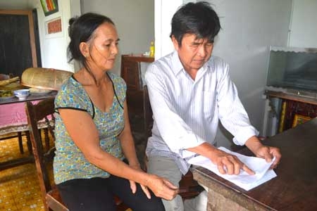 Ông Trần Việt đang trình bày vụ việc với phóng viên.  
