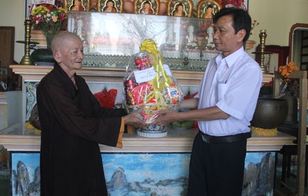 Thăm, tặng quà tại chùa Thiên Phước