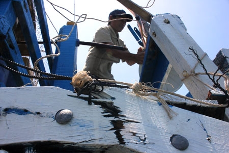 Tàu cá của ngư dân Bình Thạnh bị tông gây gãy, hỏng ở nhiều chỗ