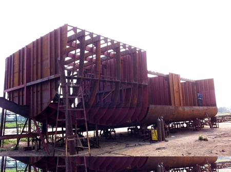 Tàu cá vỏ sắt đầu tiên của Công ty cổ phần Thủy sản Lý Sơn đang được đóng tại Hải Phòng.  