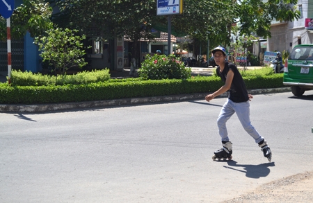 Các bạn trẻ trượt patin trên đường phố gây nguy hiểm cho người đi đường và bản thân