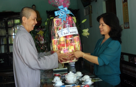 Thăm, tặng quà tại chùa Phú Thiện