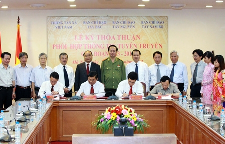  Lễ ký thỏa thuận phối hợp thông tin giữa 3 Ban chỉ dạo vùng và Thông tấn xã Việt Nam. Ảnh: VGP/Lê Sơn