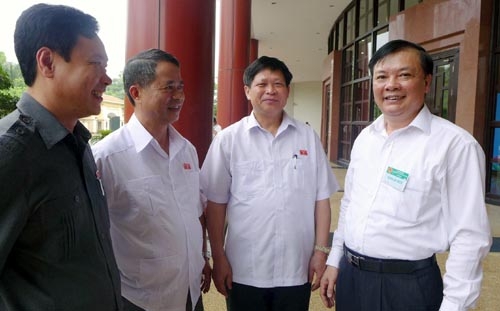 Ông Đinh Tiến Dũng (bìa phải) đã được Quốc hội phê chuẩn giữ chức Bộ trưởng Tài chính