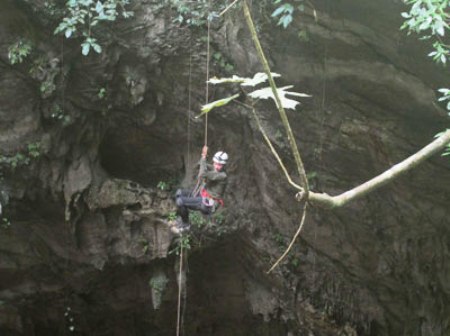Các chuyên gia hang động Hoàng gia Anh và đoàn thám hiểm vừa phát hiện một hang động ở Phong Nha - Kẻ Bàng, lớn hơn cả hang Sơn Đoòng (Ảnh đoàn thám hiểm cung cấp)
