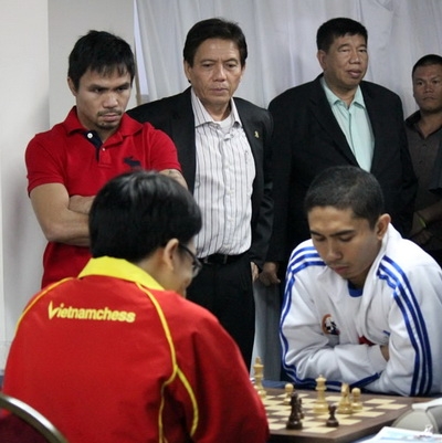 Nhà vô địch quyền Anh nổi tiếng Pacquiao của Philippines theo dõi trận đấu của Quang Liêm