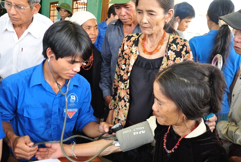 Câu lạc bộ Thầy thuốc trẻ tổ chức khám chữa bệnh cho 1.200 người dân huyện Sơn Hà và Sơn Tây. 