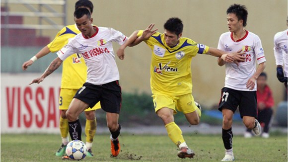 Trận đấu giữa hai đội Xi măng đã kết thúc với tỉ số 3-1 cho V.Ninh Bình (áo trắng) (Ảnh: BĐ)