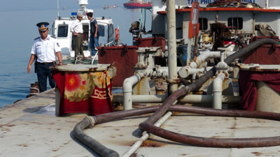 18.000 lít dầu đi-ê-zen không có hóa đơn, chứng từ hợp pháp đã được lực lượng Vùng Cảnh sát biển 2, phát hiện trên tàu QNg 0235.