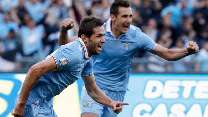  Lulic (trái) và Klose ăn mừng bàn thắng vào lưới AS Roma - Ảnh: Reuters