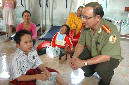 Phòng Quản lý xuất nhập cảnh thăm và tặng quà cho trẻ em khuyết tật ở Trung tâm phục hồi chức năng xã Bình Hoà (Bình Sơn).