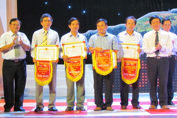 Ông Thái Văn Đồng- giám đốc Sở GD&ĐT và ông Trần Hữu Tháp- Phó giám đốc Sở GD&ĐT trao thưởng cho 4 đơn vị đạt giải nhất tại Hội thi.