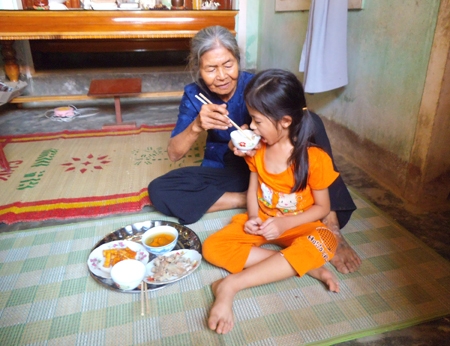 Bé Thiện Phúc bên bà nội gần 80 tuổi trong bữa cơm chiều.
