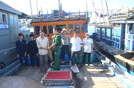 Cán bộ Đồn Biên phòng Bình Hải gặp hỏ thăm sức khỏe và động viên thuyền QNg 95004TS