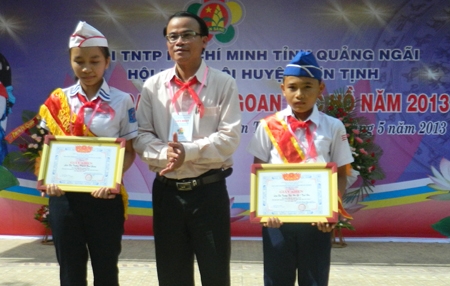  Lãnh đạo huyện Sơn Tịnh tặng giấy khen cho liên đội đạt kết quả tốt trong chương trình “Xã hội tình nguyện vì trẻ em có hoàn cảnh đặc biệt khó khăn” năm học 2012 - 2013.