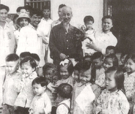  Chủ tịch Hồ Chí Minh với thiếu nhi. Ảnh tư liệu