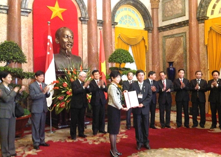 Phó Chủ tịch UBND tỉnh Phạm Như Sô trao giấy chứng nhận đầu tư dự án VSIP Quảng Ngãi.   